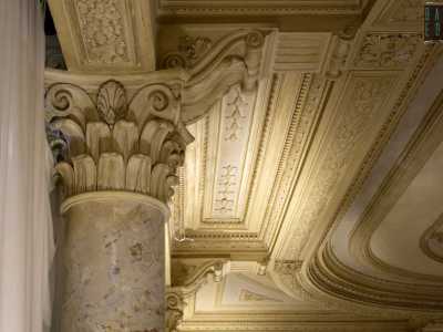 Dall�ultimo livello dell�atrio possiamo invece contemplare i pregevoli fregi vegetali e le concentriche modanature dai colori tenui che ornano il soffitto...